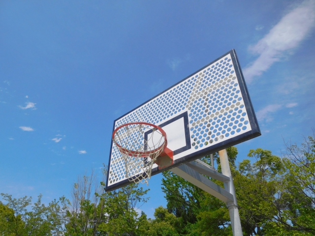 バスケのディフェンスのコツ、バスケットゴールと空