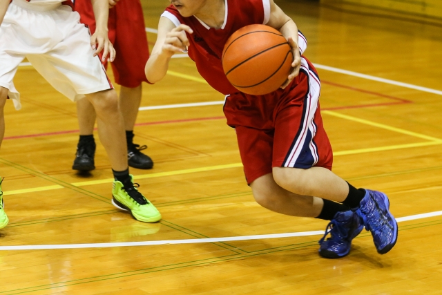 バスケのオフェンスのコツとは?1on1で勝てる動き方も徹底解説